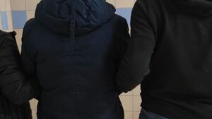 Rozbój na bazarze. Sprawcy grozili nożem i zabrali torby z zegarkami