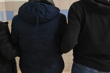 Rozbój na bazarze. Sprawcy grozili nożem i zabrali torby z zegarkami