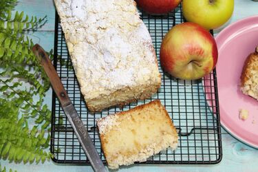 Ciasto na maślance z jabłkami i kruszonką. Jest proste, smaczne i tanie!