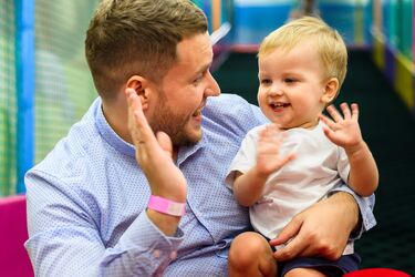 Mężczyźni chętniej korzystają z urlopu rodzicielskiego