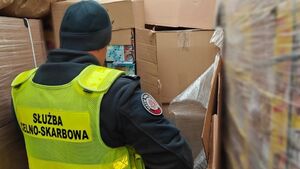 Białoruskie papierosy ukryte między paletami z folią