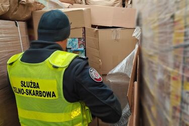 Białoruskie papierosy ukryte między paletami z folią