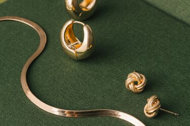 Jakie kolczyki są najbardziej uniwersalne na prezent świąteczny?