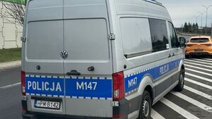 Podskakiwał za kierownicą i połkął skręta. Nietypowe zatrzymanie na Piastowskiej