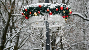 Białystok rozbłyśnie świątecznymi iluminacjami. Trwa montaż dekoracji miejskich