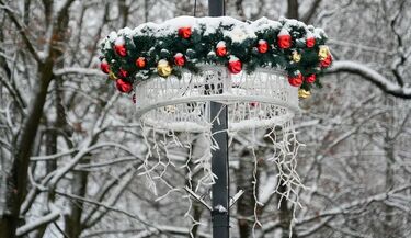 Białystok rozbłyśnie świątecznymi iluminacjami. Trwa montaż dekoracji miejskich