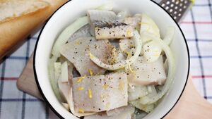 Aromatyczne śledzie z miodem i cytryną. Szybko znikną ze świątecznego stołu!