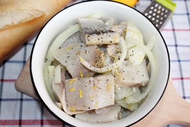 Aromatyczne śledzie z miodem i cytryną. Szybko znikną ze świątecznego stołu!