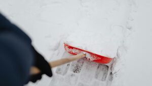 Sprawdź, kiedy musisz odśnieżyć chodnik przed domem. Wiele osób popełnia błąd