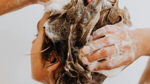 W ten sposób niszczysz włosy, a nawet o tym nie wiesz. Częsty błąd