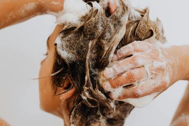 W ten sposób niszczysz włosy, a nawet o tym nie wiesz. Częsty błąd