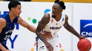 Żubry wciąż wierzą w utrzymanie i ściągają Amerykanina