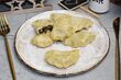 Pierogi z żółtym serem i pieczarkami. Twoja rodzina będzie prosiła o dokładkę