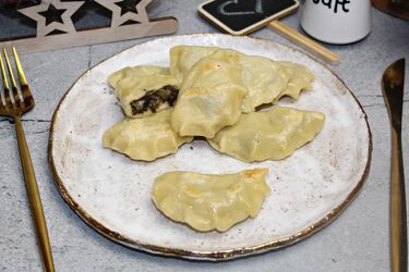 Pierogi z żółtym serem i pieczarkami. Twoja rodzina będzie prosiła o dokładkę