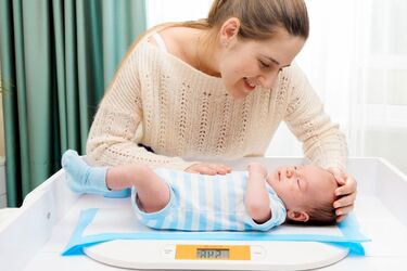 Domowa kontrola masy dziecka: czy warto kupić wagę dla niemowląt?