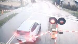 O krok od tragedii w Hajnówce. Zlekceważyła sygnały i wjechała za szlaban