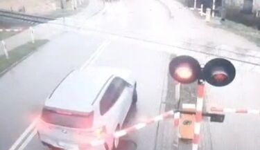 O krok od tragedii w Hajnówce. Zlekceważyła sygnały i wjechała za szlaban