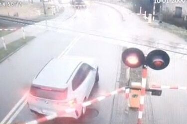 O krok od tragedii w Hajnówce. Zlekceważyła sygnały i wjechała za szlaban
