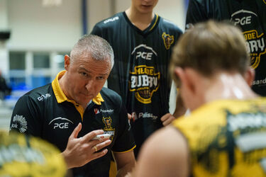 Młode Żubry otrzymały lanie. Tur wciąż jest w gazie