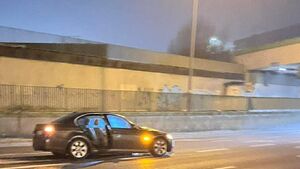 Rozpędzone BMW uderzyło w słup. Kierowcę zatrzymał świadek