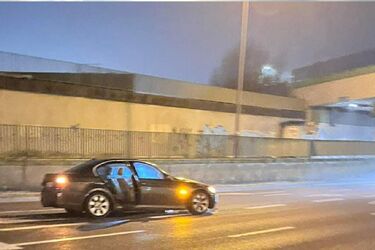 Rozpędzone BMW uderzyło w słup. Kierowcę zatrzymał świadek