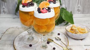 Bez szampana nie ma Sylwestra! Ta galaretka z owocami zrobi furorę na stole