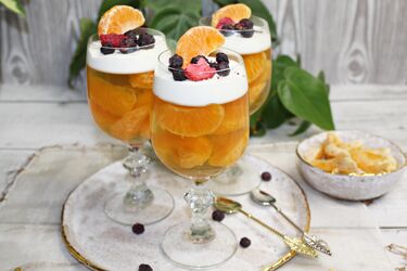 Bez szampana nie ma Sylwestra! Ta galaretka z owocami zrobi furorę na stole