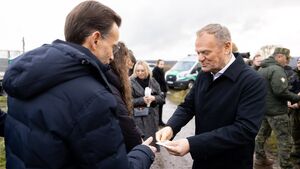 Podziękowali służbom. Premier Tusk i minister Kierwiński na granicy