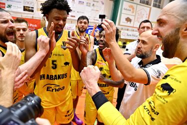 Dobry mecz Żubrów. Czołowa drużyna I ligi miała problem