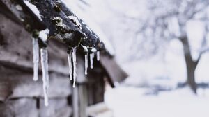 Śnieg na dachach. Straż pożarna bije na alarm