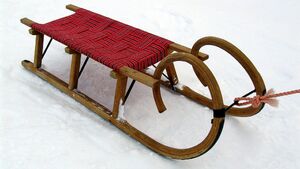 Kulig za samochodem. Ryzykowna zabawa, która może skończyć się wypadkiem i karą