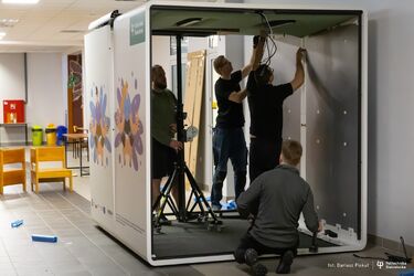 Cisza w zasięgu ręki – nowe kabiny akustyczne na Politechnice Białostockiej