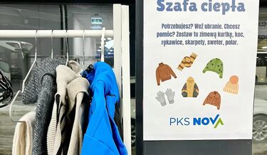 Zimowe kurtki, ciepłe skarpety, czapki. Można je przynieść na dworzec i pomóc