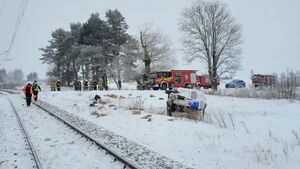 Bus zderzył się z pociągiem relacji Białystok – Ełk. Kierowca trafił do szpitala
