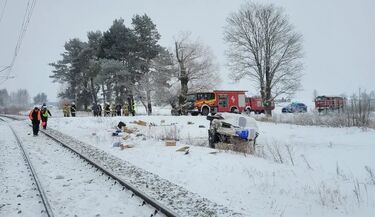 Bus zderzył się z pociągiem relacji Białystok – Ełk. Kierowca trafił do szpitala