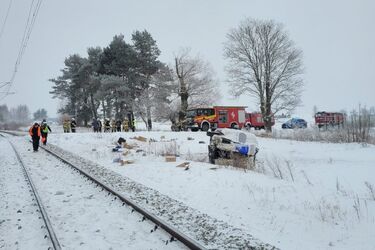Bus zderzył się z pociągiem relacji Białystok – Ełk. Kierowca trafił do szpitala