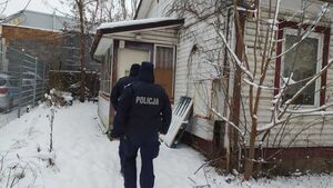 Dzielnicowy znalazł kobietę w pustostanie. Przewieziono ją do schroniska