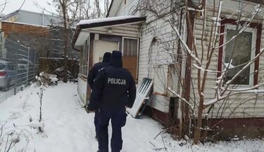 Dzielnicowy znalazł kobietę w pustostanie. Przewieziono ją do schroniska