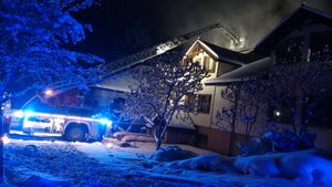 Pożar hotelu w Bobrowej. Ogień gasiło 12 zastępów straży pożarnej