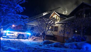 Pożar hotelu w Bobrowej. Ogień gasiło 12 zastępów straży pożarnej