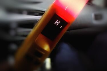 Jechał pijany przez Białystok. Kamery pokazały, jak chciał oszukać policjantów