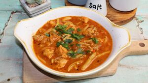 Rozgrzewa i syci. Domowy gulasz z kurczaka doskonały na obiad dla całej rodziny