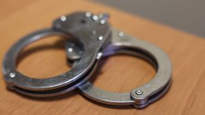 Ukradł naleśniki i zaatakował pracownicę sklepu. 38-latek usłyszał zarzuty