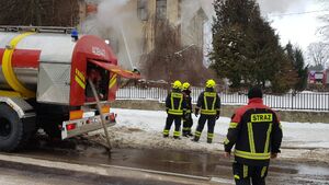 Pożar w Dąbrowie Białostockiej. Z ogniem walczy 17 zastępów straży pożarnej