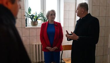 Wicemarszałek Wiesława Burnos z wizytą w placówkach Caritasu