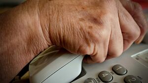 Seniorka wyrzuciła przez balkon 60 tys. zł. Uwierzyła, że pomaga policji