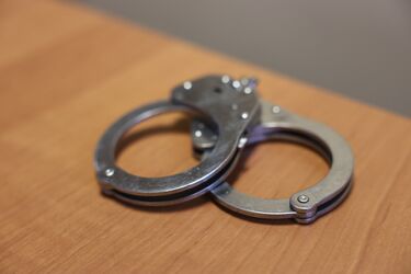 Zignorował zakazy i wsiadł za kierownicę. Przyjechał prosto na komisariat