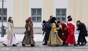 Studniówka w plenerze. Rynek pełen maturzystów