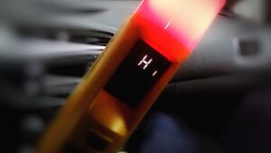 3,5 promila i dwa zakazy. Kierowca zakończył jazdę na drzewie