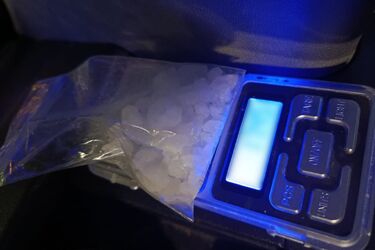 Policja zatrzymała nastolatków. Jeden miał narkotyki, drugi był poszukiwany